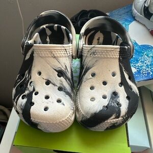 Toddler boy Marble black and white crocs size 7